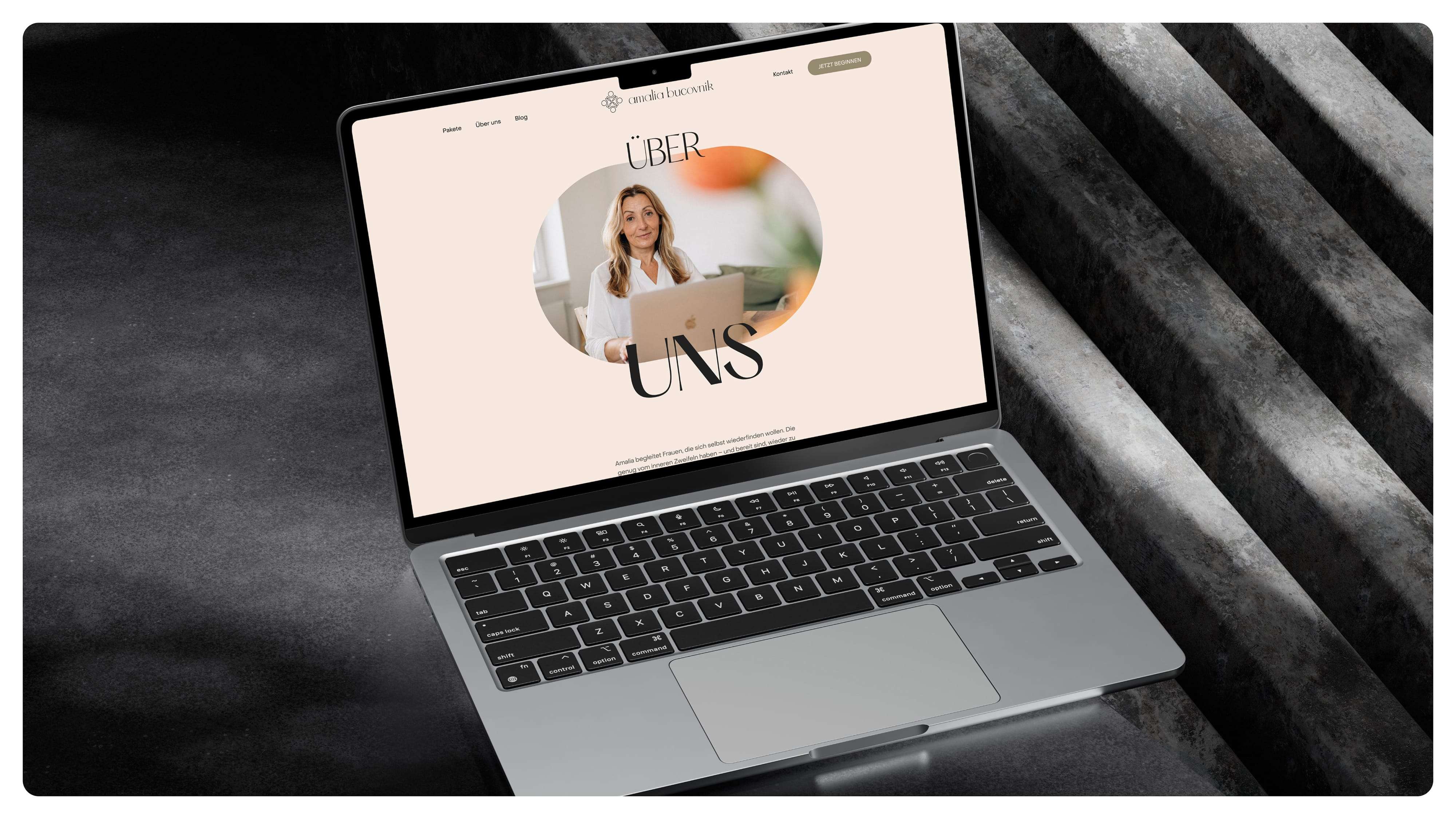 Amalia ist eine Executive Yoga Brand, die Breathwork, Meditation und Yoga in geführte, strukturierte Transformationsprogramme für Unternehmer, Führungskräfte und High-Performer übersetzt.