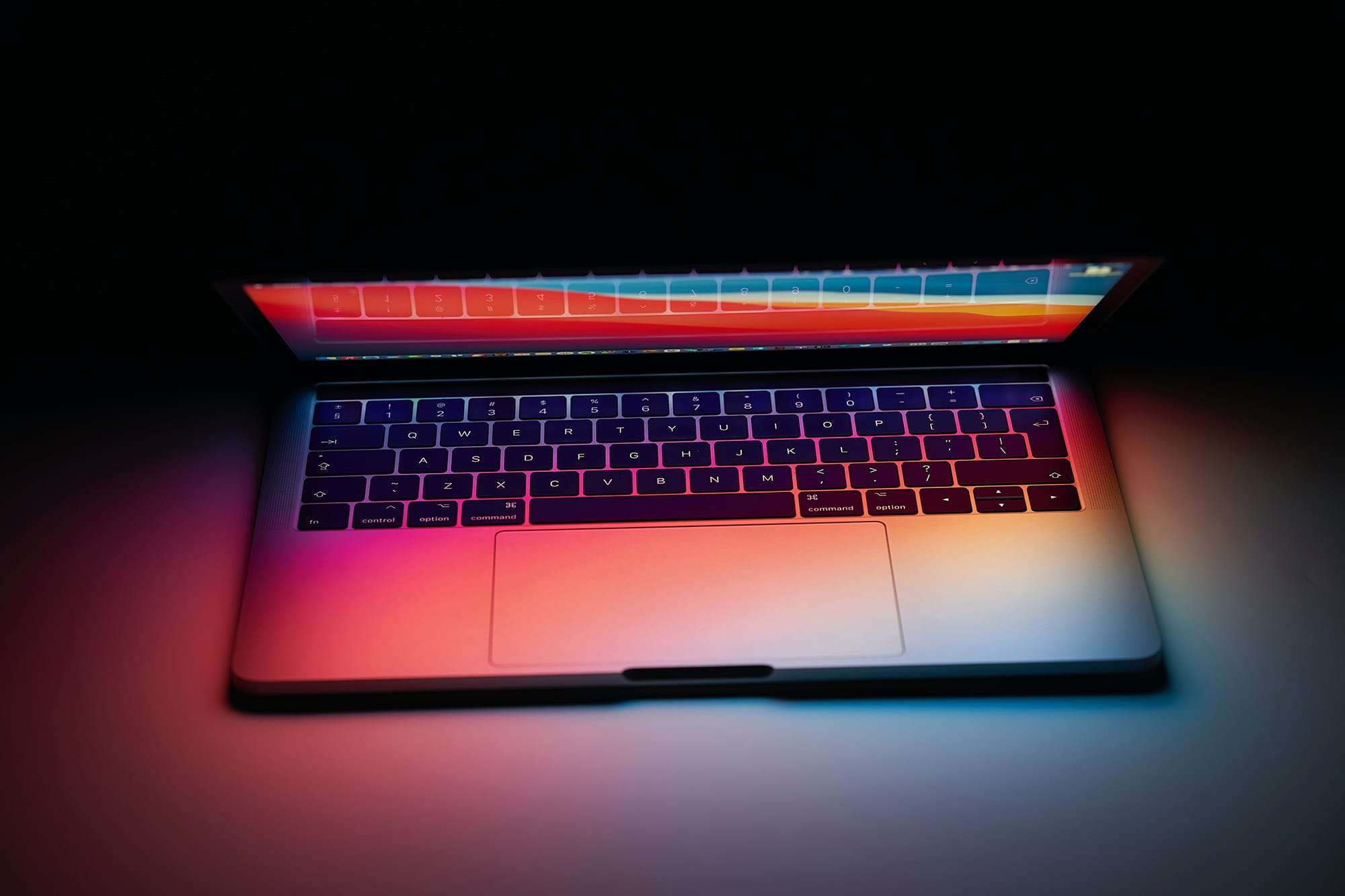 Adobe Creative Cloud 2022: Diese Apps empfehlen wir für den Kreativbereich: Besonders Menschen, die im Kreativbereich arbeiten, kennen den Kampf um die beste und schnellste Software. Oftmals konkurrieren dabei Software-Hersteller, die sich mit Features und Preisen übertrumpfen wollen. Doch immer noch hält sich die Adobe Creative Cloud hartnäckig auf dem Siegertreppchen - sowohl für Unternehmer als auch für Kreative. In diesem Beitrag wollen wir die Kern-Programme einmal genauer unter die Lupe nehmen und zeigen dir, wieso die Adobe Creative Cloud 2021 unschlagbar ist.