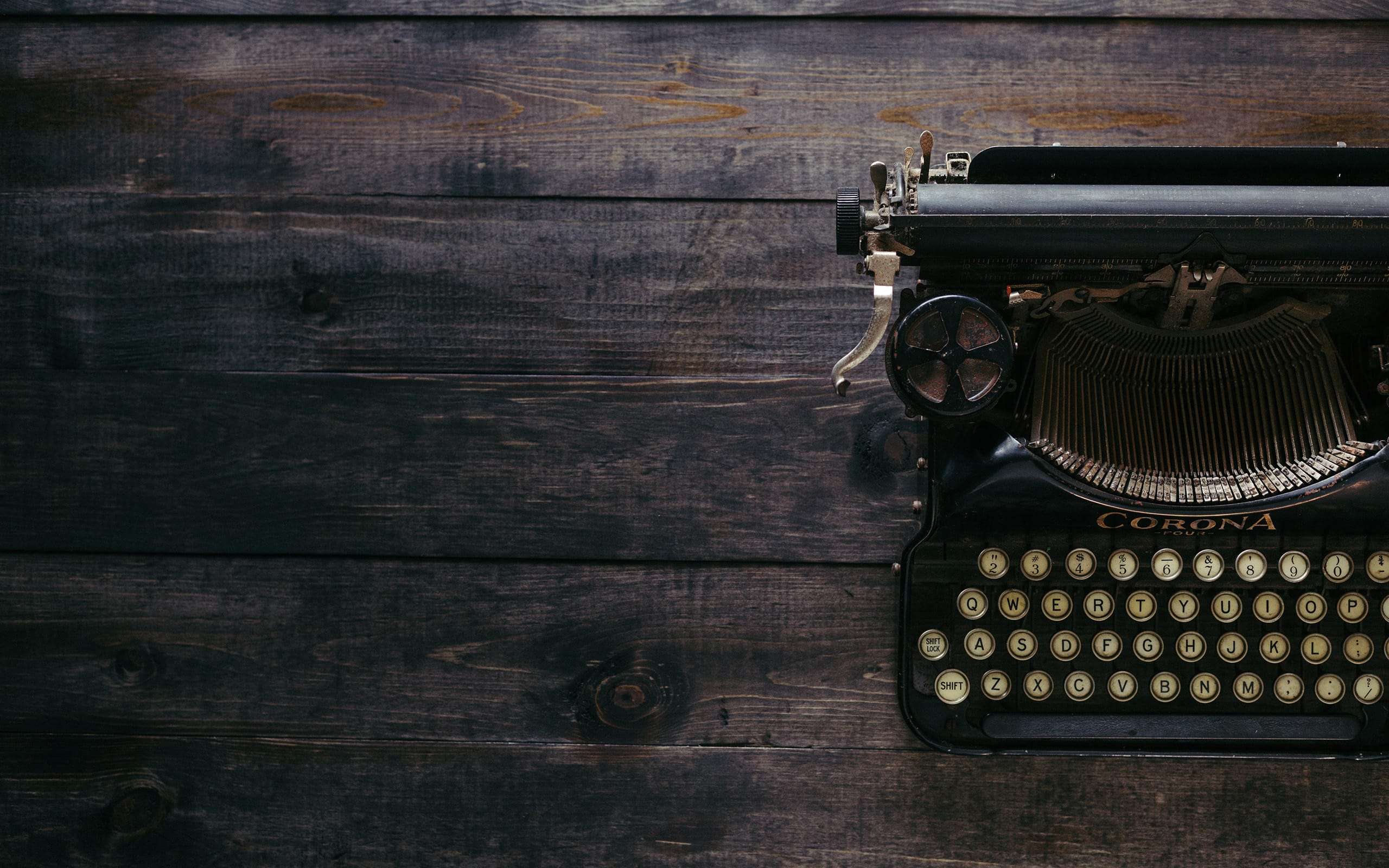 6 Tipps für erfolgreiches Copywriting: Dein Kundenzuwachs lässt zu wünschen übrig? Du weißt nicht, ob deine Marketing-Strategie noch zeitgemäß ist? Wenn das Themen sind, die auf deinem Tisch landen, dann lohnt sich der Blick auf professionelles Copywriting für dich enorm. Innovative, verkaufsoptimierte Werbetexte sind dein Hebel in Richtung Kundengewinnung bei gleichzeitig sinkenden Werbekosten. Und das Schönste daran – Du gewinnst nicht nur Kunden, sondern auch wertvolle Zeit.