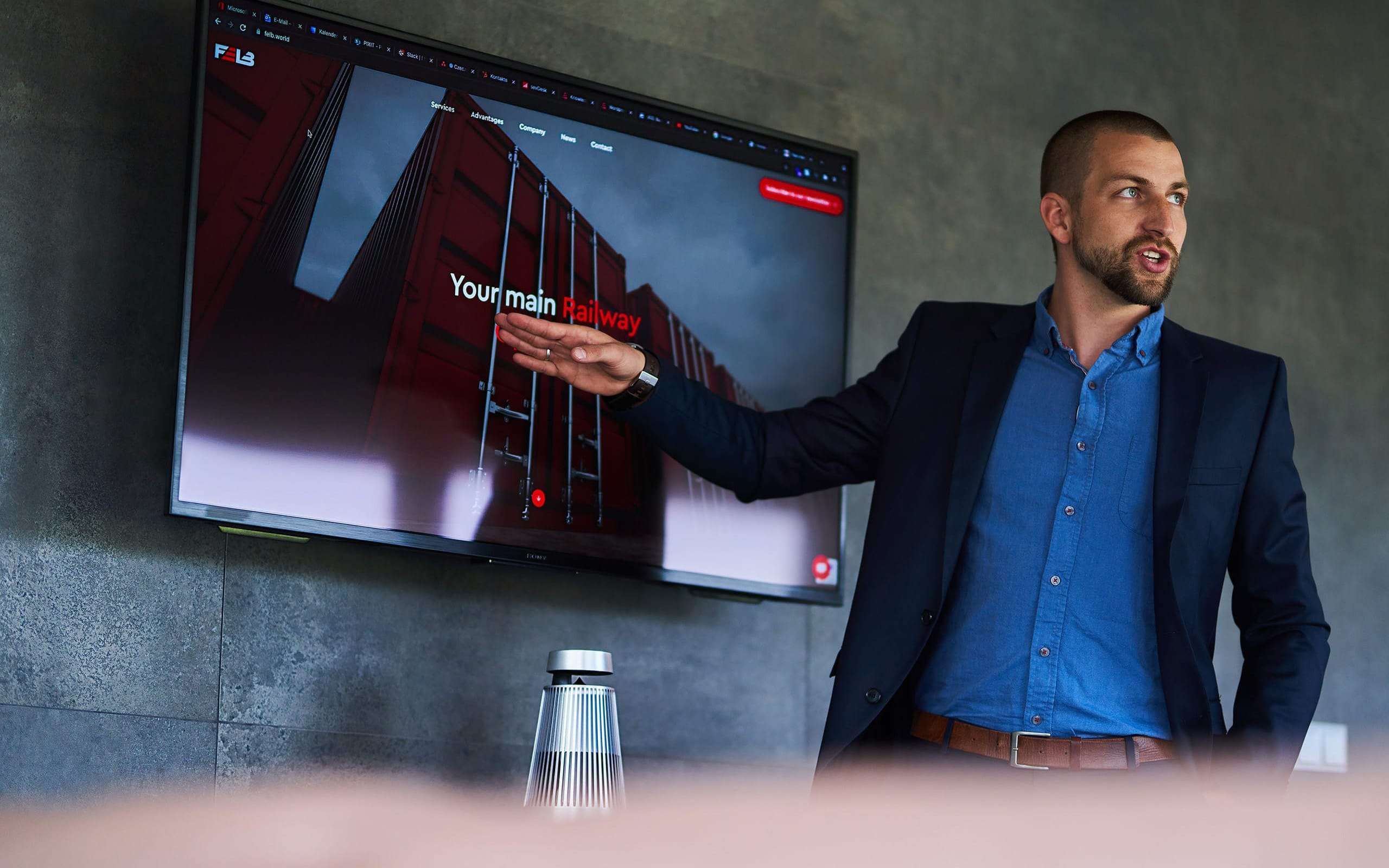 3 Schritte für einen erfolgreichen Webauftritt: Erobere den digitalen Markt für dich: Unsere Welt wird digitaler, dynamischer und vernetzter. Jeden Tag fließen mehr Daten durch immer weiter spezialisierte, digitale Informationskanäle, welche uns am PC, Laptop, Tablet und zum Großteil am Smartphone erreichen. Laut aktuellen Studien verbringen Österreicher im Schnitt eineinhalb Stunden pro Tag surfend am Smartphone. Für Unternehmen bedeutet das entweder eine große Chance oder aber eine gnadenlose Challenge.