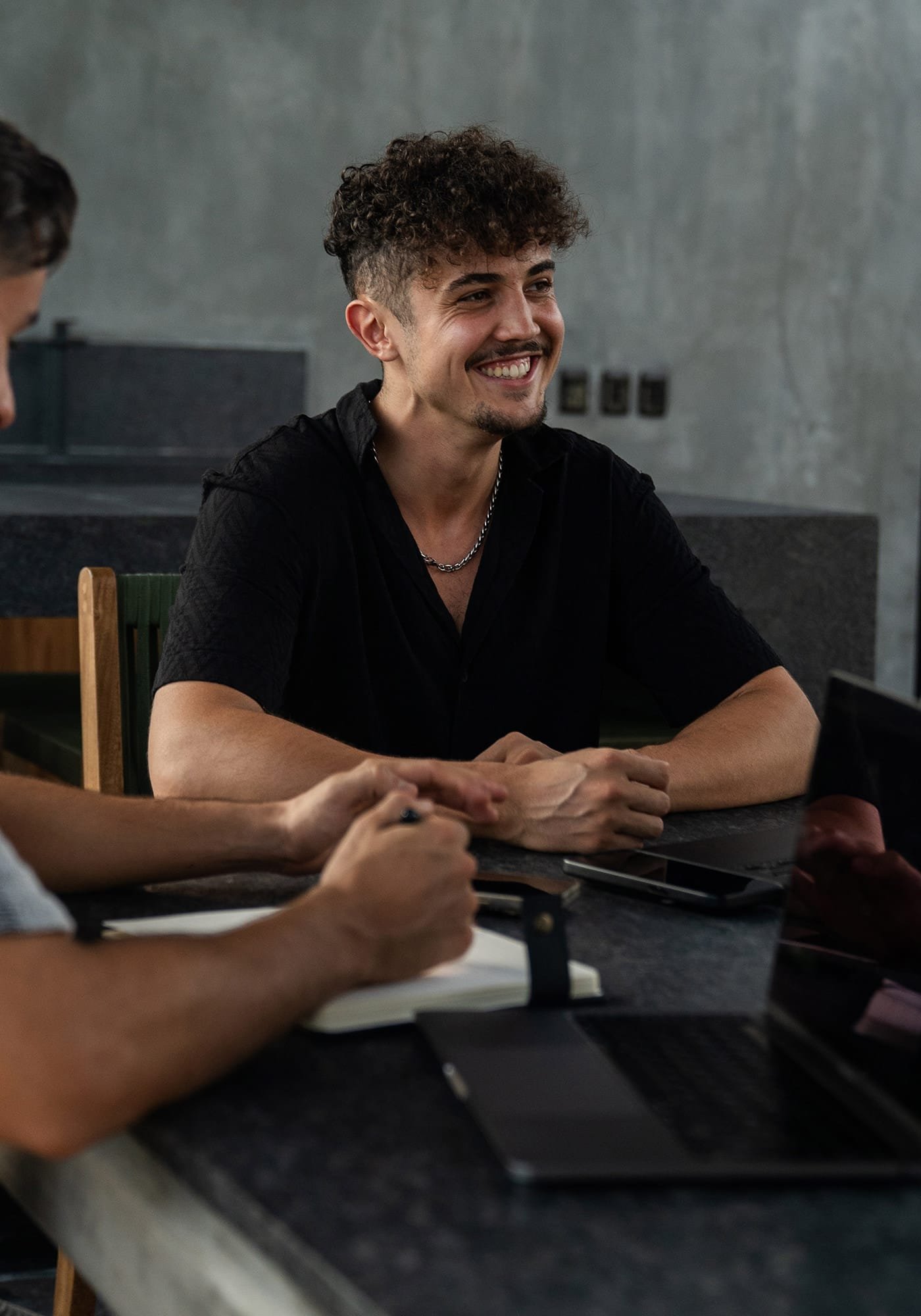 Brand Building auf außergewöhnlichem Niveau - Die strategische Tiefe, Präzision und Designqualität bewegen sich auf einem außergewöhnlichen Niveau. Das sind wahre Künstler ihres Fachs.