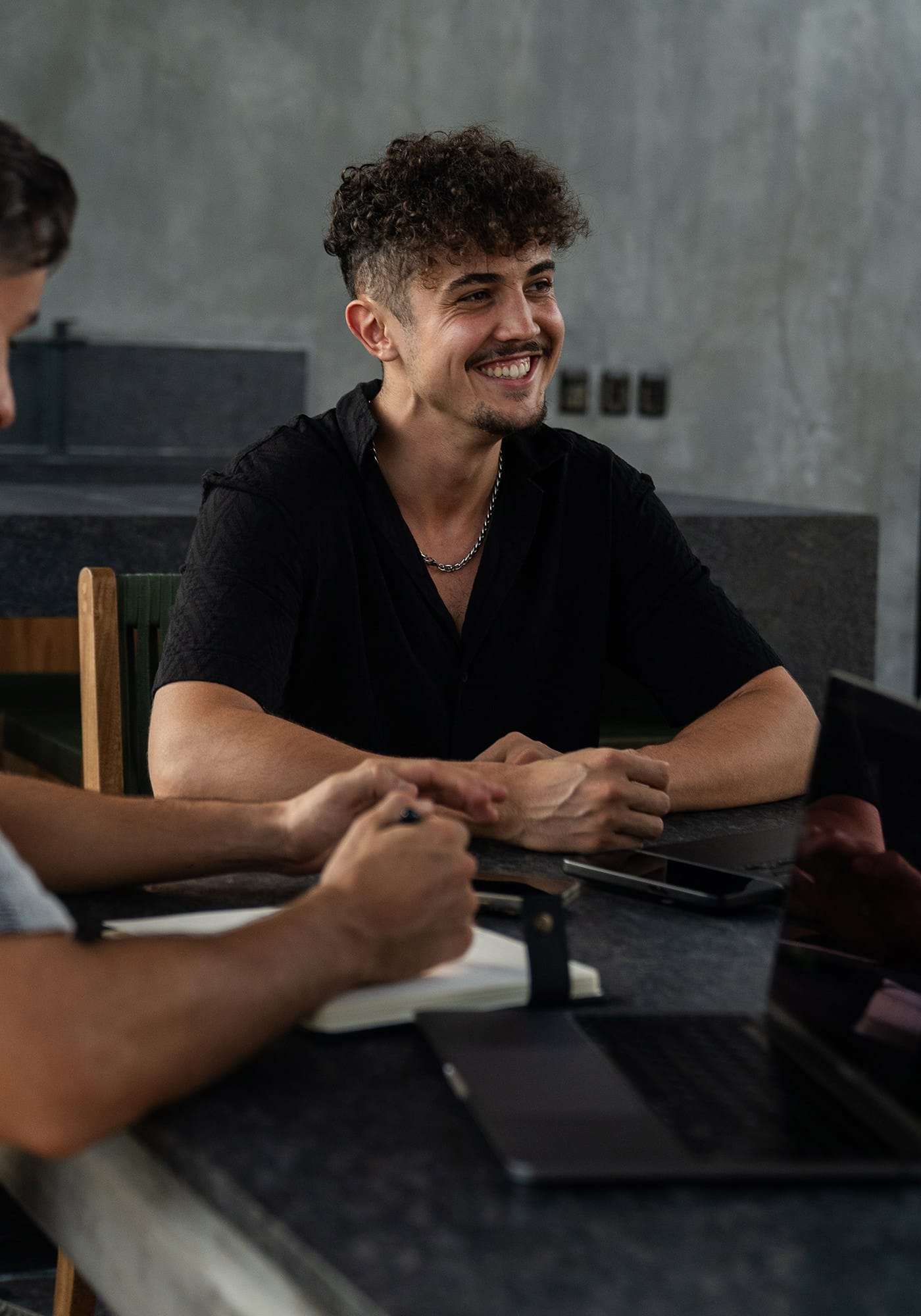 Brand Building auf außergewöhnlichem Niveau - Die strategische Tiefe, Präzision und Designqualität bewegen sich auf einem außergewöhnlichen Niveau. Das sind wahre Künstler ihres Fachs.