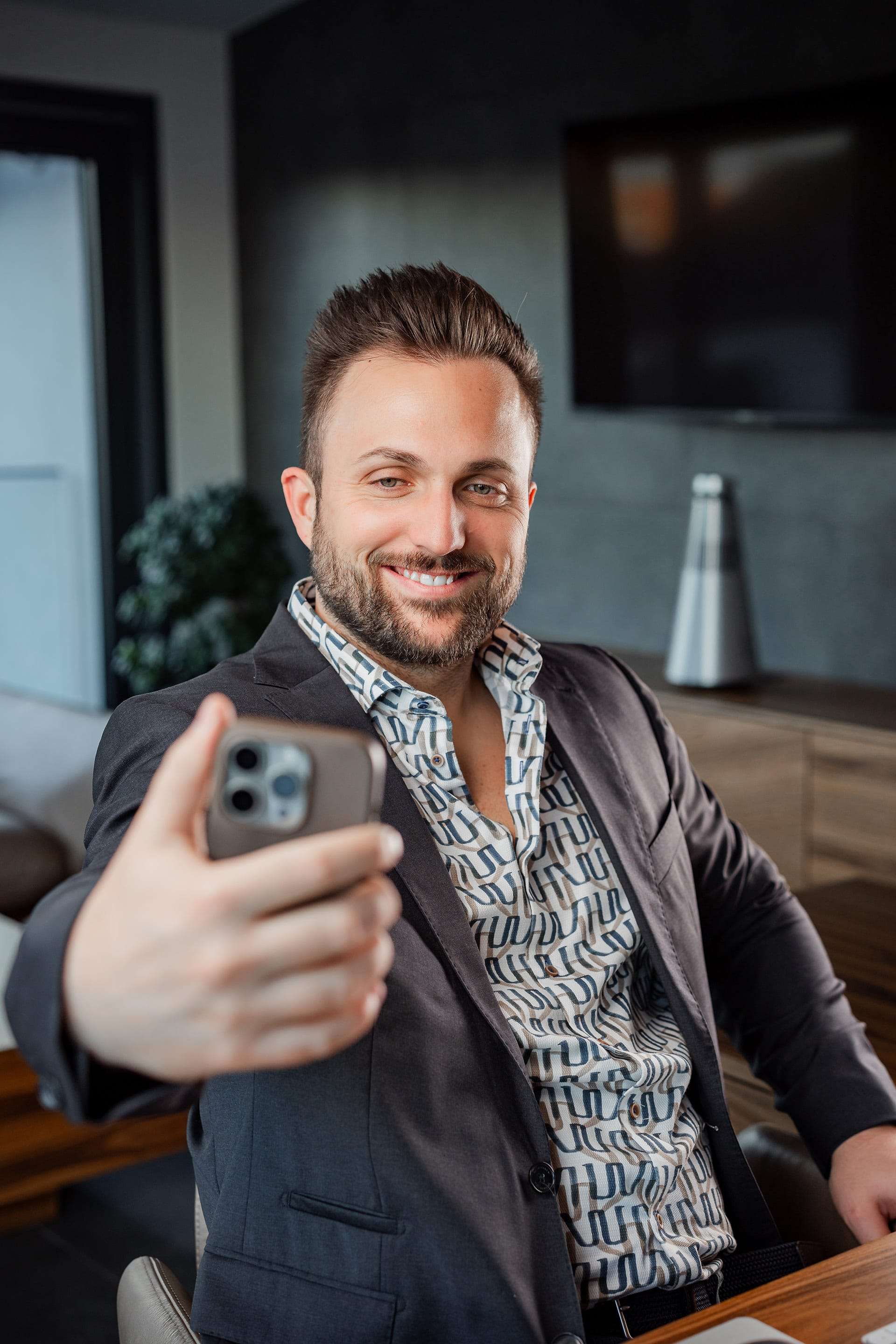 Im alltäglichen Geschäftsleben arbeiten nicht Unternehmen miteinander, sondern es sind die Menschen die zusammen Großes erreichen. Daher wendet sich unser CEO mit einer persönlichen Message an dich und zeigt dir, wie wir arbeiten und welche Expertise wir verkörpern.