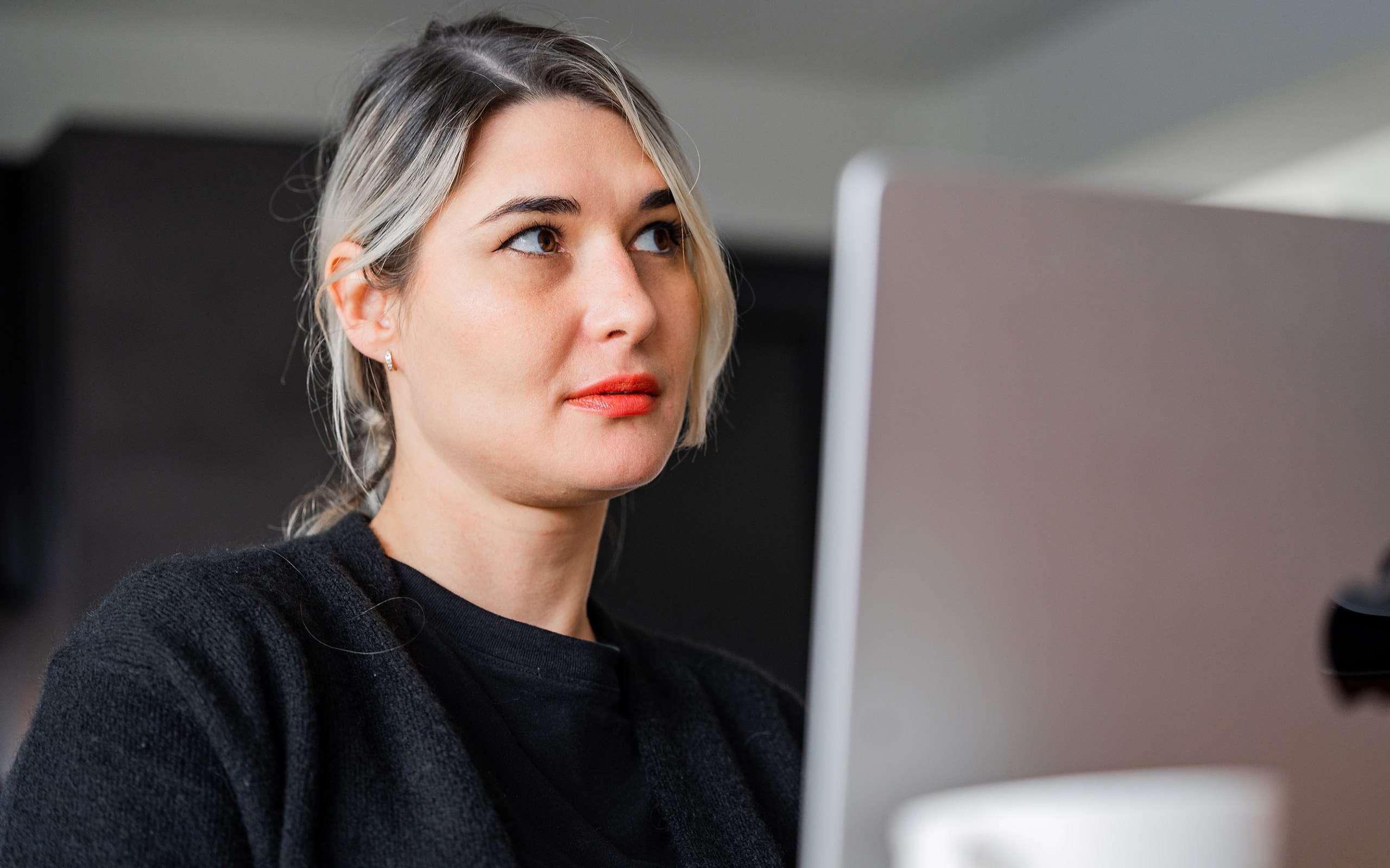 Digital Kunden gewinnen - Maximale Sichtbarkeit und Omnipräsenz für drastischen Erfolg: Online Marketing, oder auch Digital Marketing genannt, hat die letzten Jahre maßgeblich an Bedeutung gewonnen, ist aber für viele immer noch ein Mysterium, welches als weitgehend unergründet oder gar als hochkomplexe Wissenschaft gilt. Im folgenden Beitrag tauchen wir tiefer das Thema Online Marketing ein und zeigen dir, welche Medien wir für besonders wichtig erachten, wie sie funktionieren und wofür sie geeignet sind.