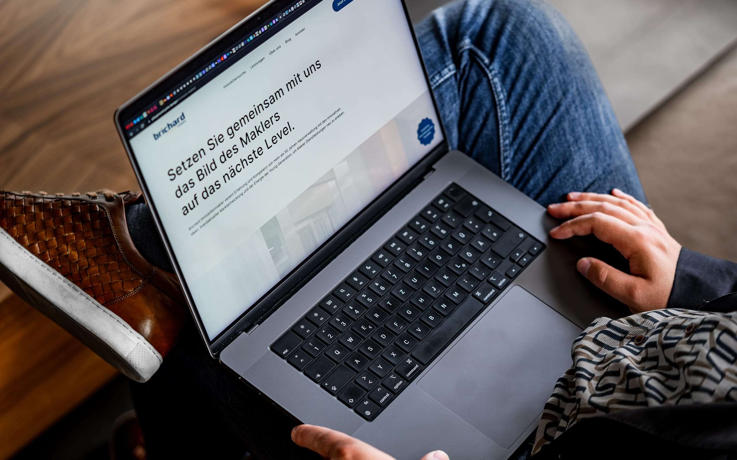 Eine professionelle Website erstellen, die täglich Kundenanfragen gewinnt: Im rasanten Wandel des digitalen Zeitalters nimmt die Bedeutung einer professionell erstellten Website erheblich zu, denn es geht um weit mehr als mit einer Visitenkarte online präsent zu sein. Deine Brand Website ist dein digitaler Unternehmensauftritt, der deinen wahrgenommenen Markenwert steigert, dich als Experte in deinem Markt positioniert und deine Brand emotional auflädt, damit deine Traumkunden magisch angezogen werden und dich als wahres Synonym für die Lösung ihres Problems wahrnehmen. Welche Faktoren also für eine erfolgreiche Website unumgänglich sind, zeigen wir dir in unserem Experten Beitrag.