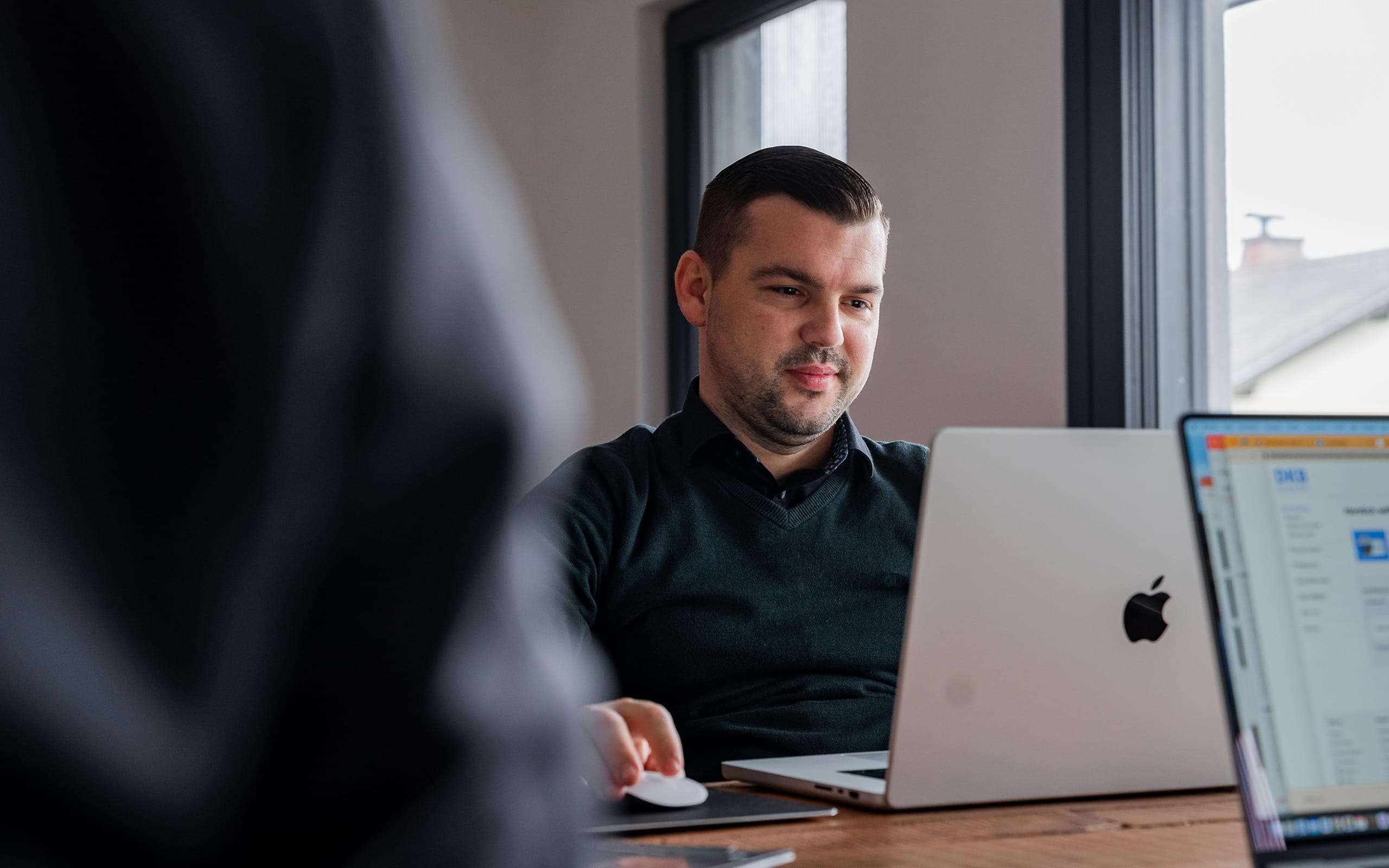 Sichtbarkeit steigern - Durch SEO unter die Top 10 auf Google: In Zeiten des steigenden Wettbewerbs und der Vielzahl an digitalen Präsenzen im Internet muss man nach Möglichkeiten suchen, um in die Sichtbarkeit zu gelangen und sich von der Konkurrenz eindeutig abzuheben und zu differenzieren. Um dieses Ziel zu erreichen, gibt es im Dschungel des Online-Marketings einen Haufen an sinnvollen Möglichkeiten, um nach außen zu treten, darunter auch die sogenannte Suchmaschinenoptimierung, mit der wir uns im heutigen Beitrag im Detail auseinandersetzen werden.