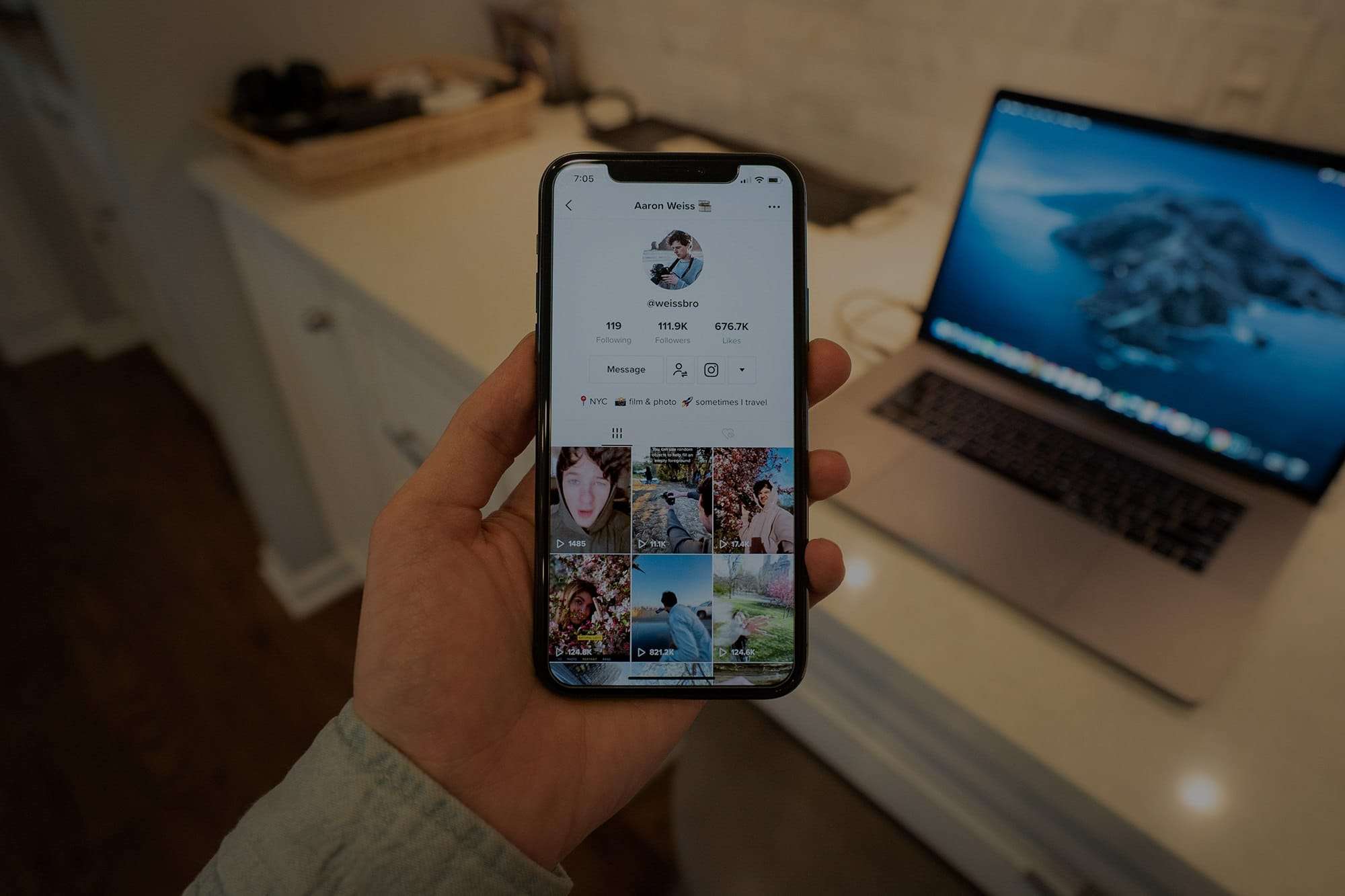 TikTok – Selfie 2.0 oder eine Chance für Unternehmen?: In Sachen Online-Werbung fällt die Wahl in der Regel entweder auf Google oder Facebook. Gerne werden auch gleich beide Player abgedeckt. Aber es gibt einen neuen Marketing-Mitspieler, der sich vor allem bei einer jungen Zielgruppe als Marketing-Instrument lohnt: Die Social-Video-App TikTok.