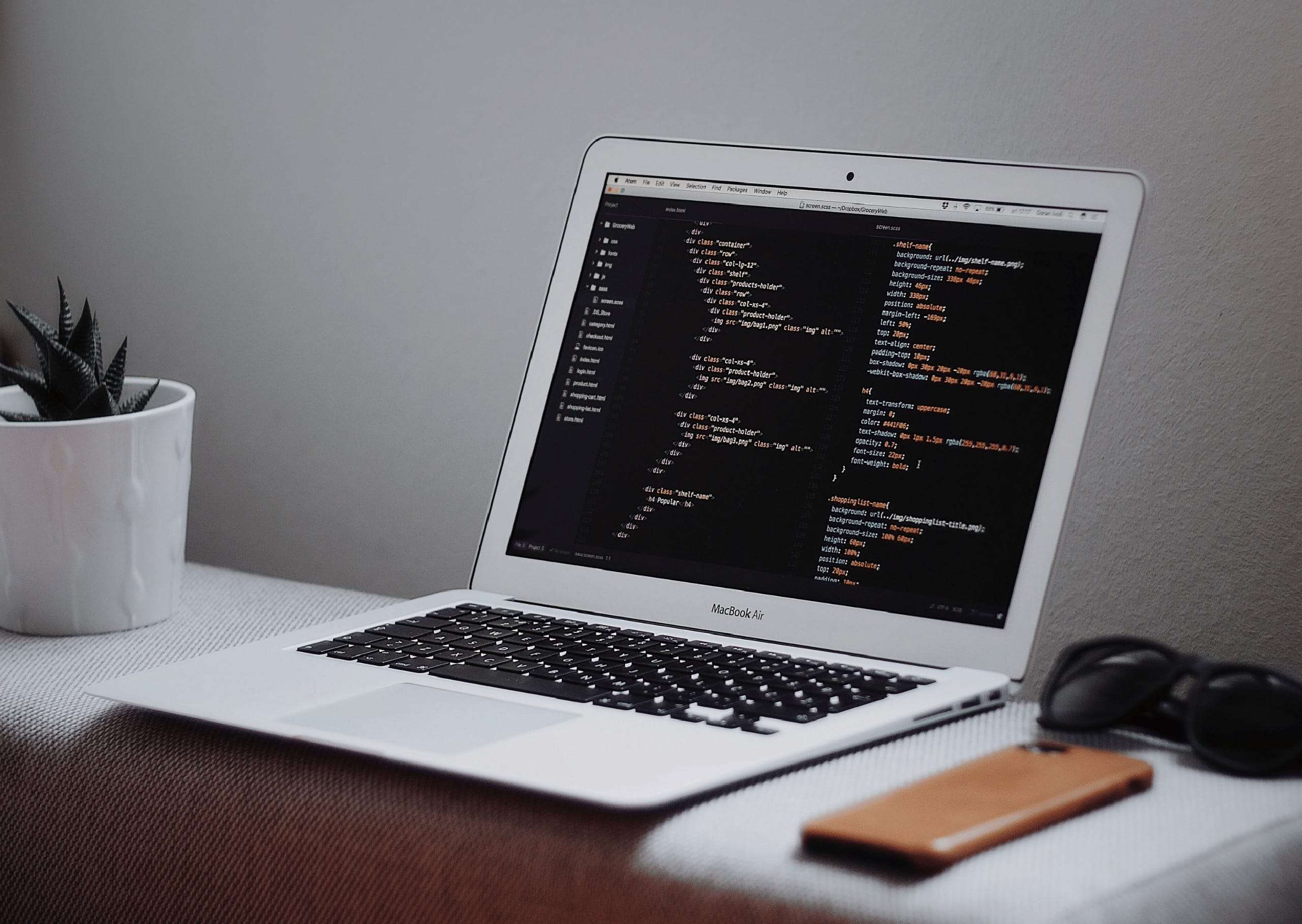 Why it is important to regularly maintain and update your website : Just the creation of an attractive website is not the successful end of your digital business presence. Only through ongoing maintenance and care can you provide your customers with an all-round feel-good experience on your website in the long term and secure yourself against the competition. In this article, we explain to you what you need to keep in mind when it comes to website maintenance and why.